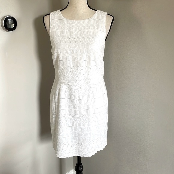 Ivanka Trump Black Nude Eyelet Insert Crochet Bell Sleeve Sheath Dress Size 4